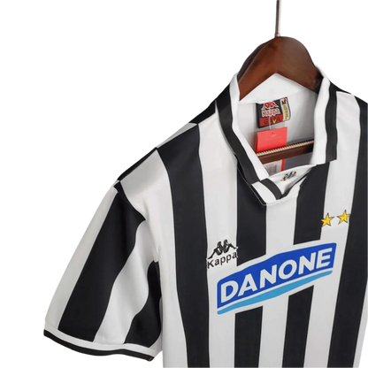 https://cdn.shopify.com/s/files/1/0826/7228/8075/files/19941995-juventus-danone-home-retro-kit-182454.webp?v=1741197287