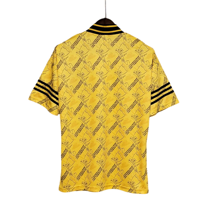 https://cdn.shopify.com/s/files/1/0826/7228/8075/files/19941995-liverpool-carlsberg-yellow-third-retro-kit-classickits433-902457.webp?v=1741199189