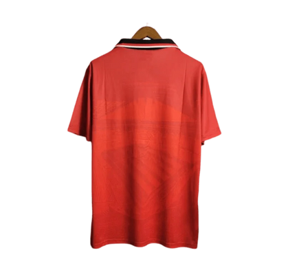 https://cdn.shopify.com/s/files/1/0826/7228/8075/files/19941995-manchester-united-sharp-home-retro-kit-classickits433-276149.webp?v=1741199151