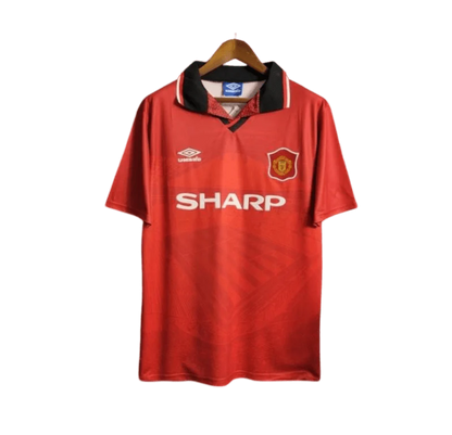 https://cdn.shopify.com/s/files/1/0826/7228/8075/files/19941995-manchester-united-sharp-home-retro-kit-classickits433-587780.webp?v=1741199150