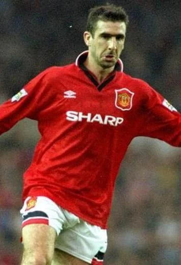 https://cdn.shopify.com/s/files/1/0826/7228/8075/files/19941995-manchester-united-sharp-home-retro-kit-classickits433-696990.webp?v=1741199153