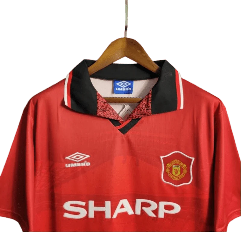 https://cdn.shopify.com/s/files/1/0826/7228/8075/files/19941995-manchester-united-sharp-home-retro-kit-classickits433-933983.webp?v=1741199149