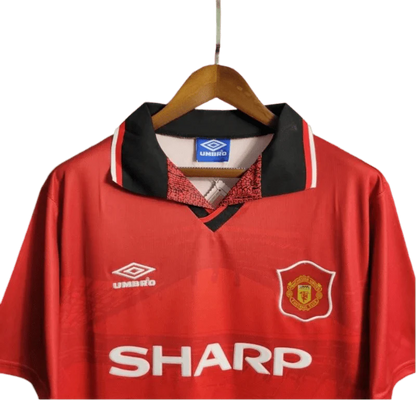 https://cdn.shopify.com/s/files/1/0826/7228/8075/files/19941995-manchester-united-sharp-home-retro-kit-classickits433-933983.webp?v=1741199149