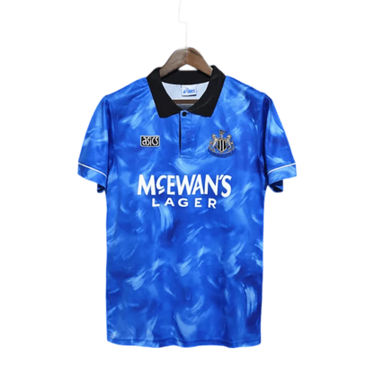 https://cdn.shopify.com/s/files/1/0826/7228/8075/files/19941995-newcastle-utd-mcewans-blue-away-retro-kit-classickits433-250311.webp?v=1741199135