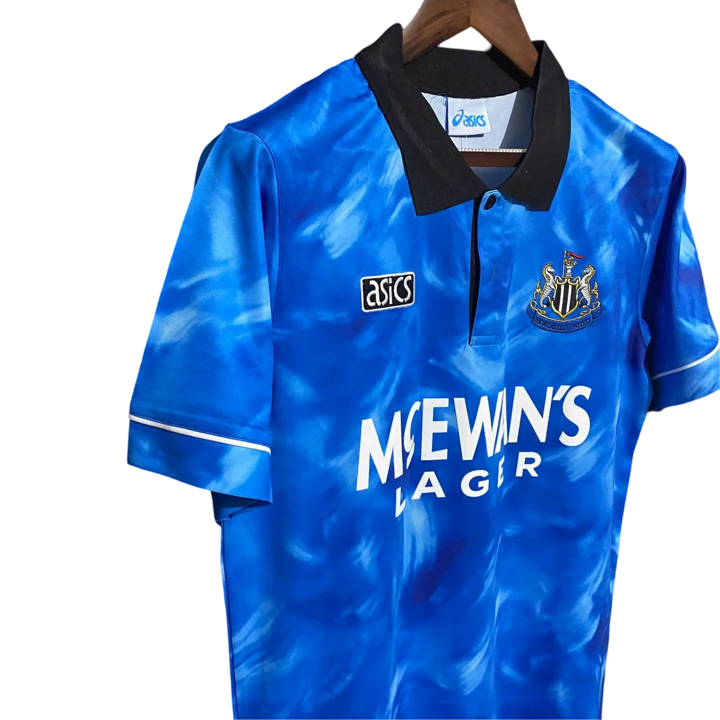 https://cdn.shopify.com/s/files/1/0826/7228/8075/files/19941995-newcastle-utd-mcewans-blue-away-retro-kit-classickits433-619372.webp?v=1741199139