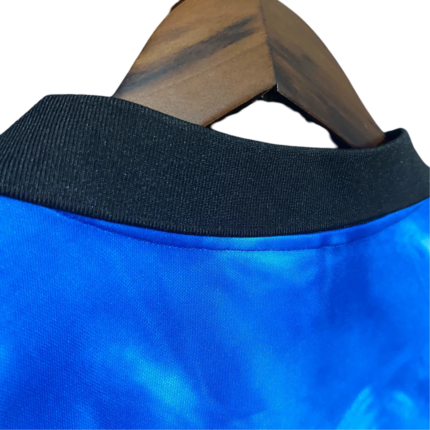 https://cdn.shopify.com/s/files/1/0826/7228/8075/files/19941995-newcastle-utd-mcewans-blue-away-retro-kit-classickits433-832300.webp?v=1741199139
