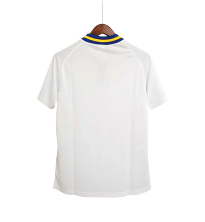 https://cdn.shopify.com/s/files/1/0826/7228/8075/files/19941995-sweden-white-away-retro-kit-classickits433-255703.webp?v=1741198807