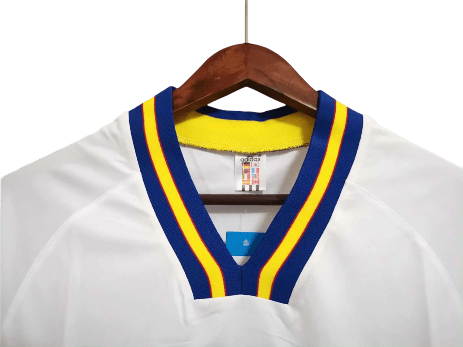 https://cdn.shopify.com/s/files/1/0826/7228/8075/files/19941995-sweden-white-away-retro-kit-classickits433-430867.webp?v=1741198810