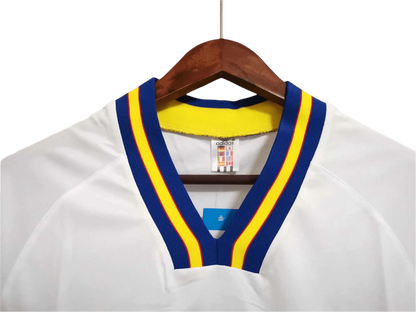 https://cdn.shopify.com/s/files/1/0826/7228/8075/files/19941995-sweden-white-away-retro-kit-classickits433-430867.webp?v=1741198810