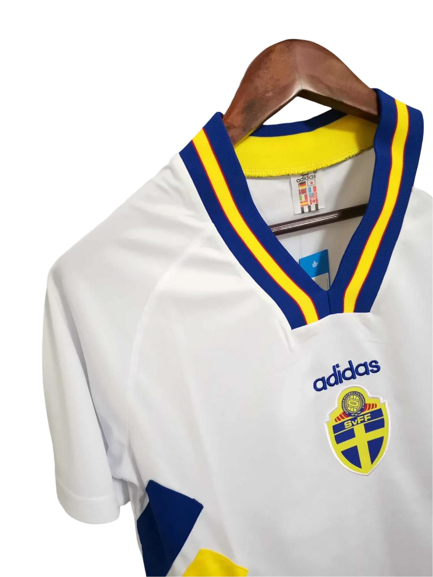 https://cdn.shopify.com/s/files/1/0826/7228/8075/files/19941995-sweden-white-away-retro-kit-classickits433-616715.webp?v=1741198809