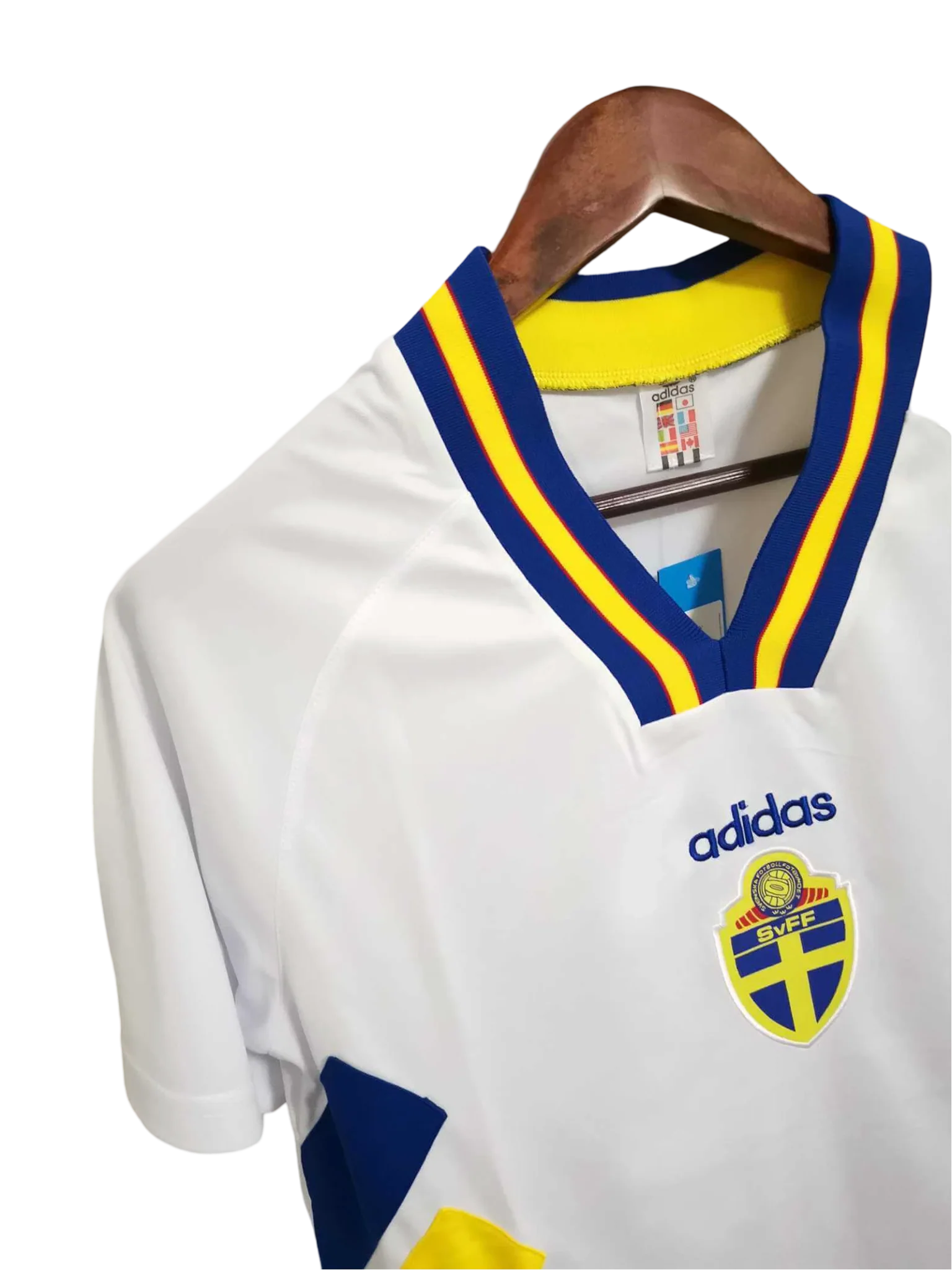https://cdn.shopify.com/s/files/1/0826/7228/8075/files/19941995-sweden-white-away-retro-kit-classickits433-616715.webp?v=1741198809