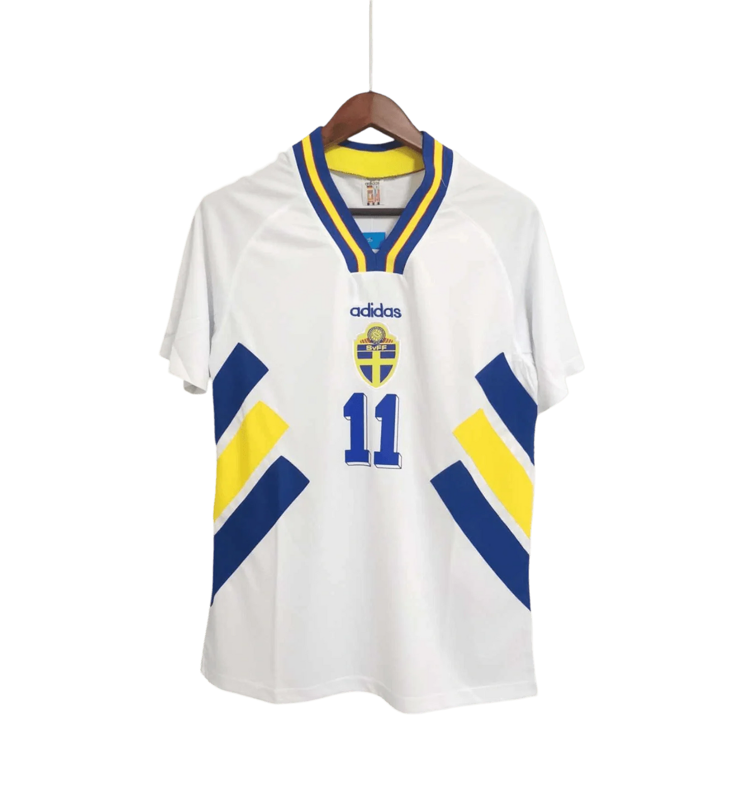 https://cdn.shopify.com/s/files/1/0826/7228/8075/files/19941995-sweden-white-away-retro-kit-classickits433-725861.webp?v=1741198808