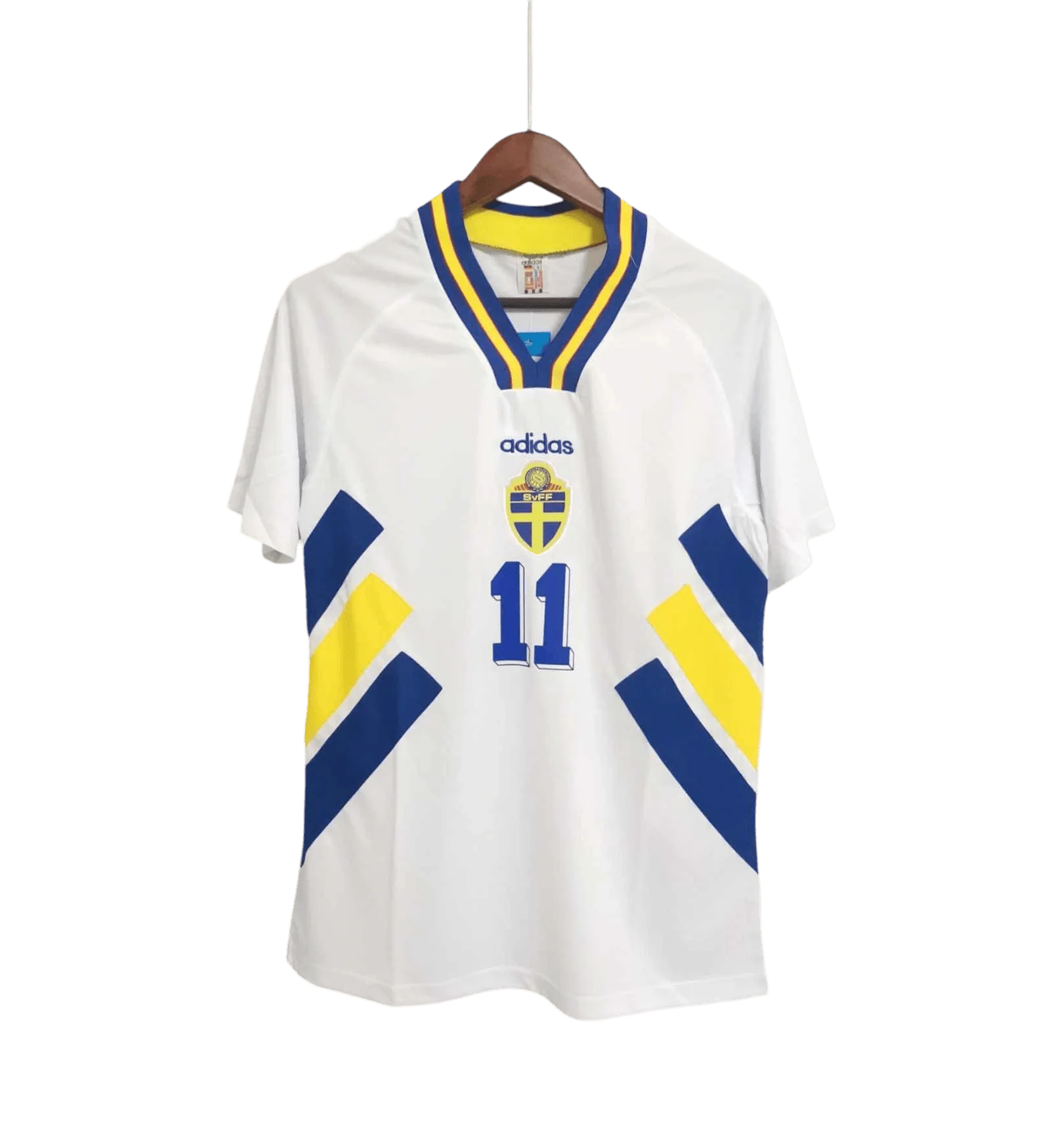 https://cdn.shopify.com/s/files/1/0826/7228/8075/files/19941995-sweden-white-away-retro-kit-classickits433-725861.webp?v=1741198808