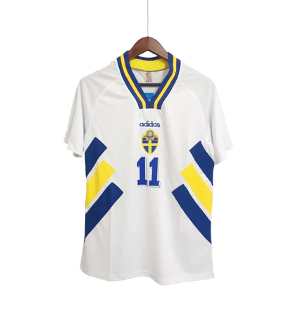 https://cdn.shopify.com/s/files/1/0826/7228/8075/files/19941995-sweden-white-away-retro-kit-classickits433-725861.webp?v=1741198808