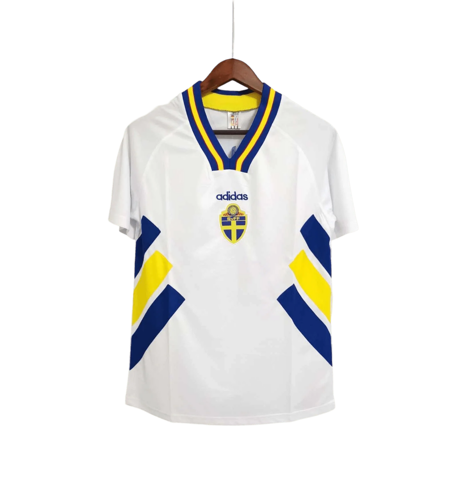 https://cdn.shopify.com/s/files/1/0826/7228/8075/files/19941995-sweden-white-away-retro-kit-classickits433-842260.webp?v=1741198809