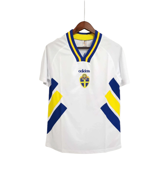 https://cdn.shopify.com/s/files/1/0826/7228/8075/files/19941995-sweden-white-away-retro-kit-classickits433-842260.webp?v=1741198809