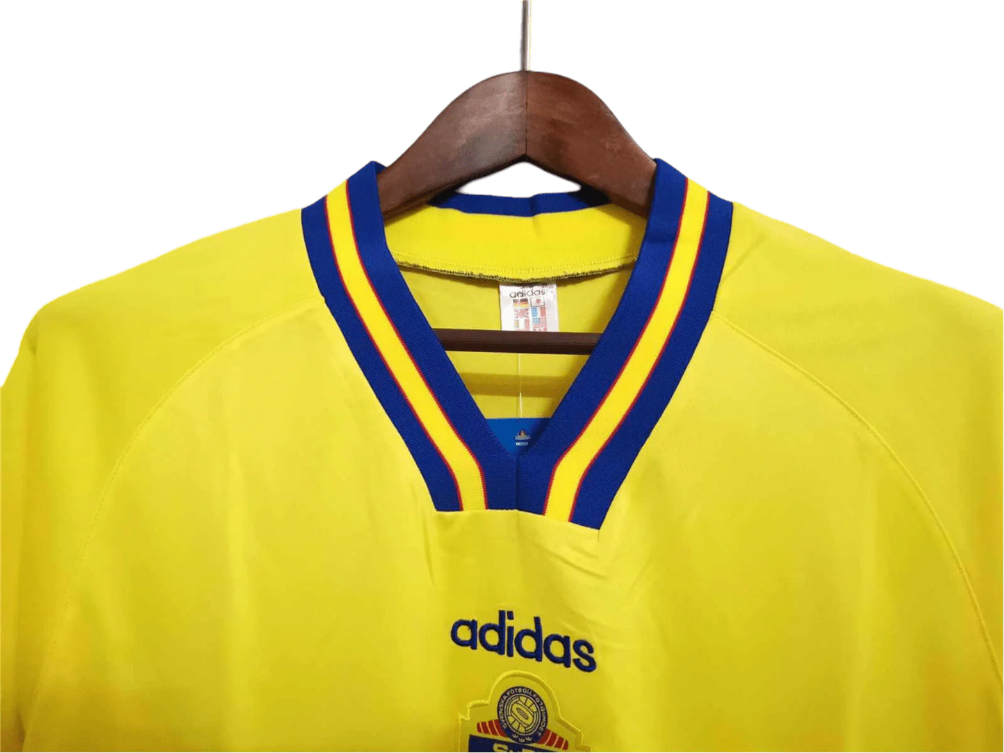 https://cdn.shopify.com/s/files/1/0826/7228/8075/files/19941995-sweden-yellow-home-retro-kit-classickits433-361116.webp?v=1741198797