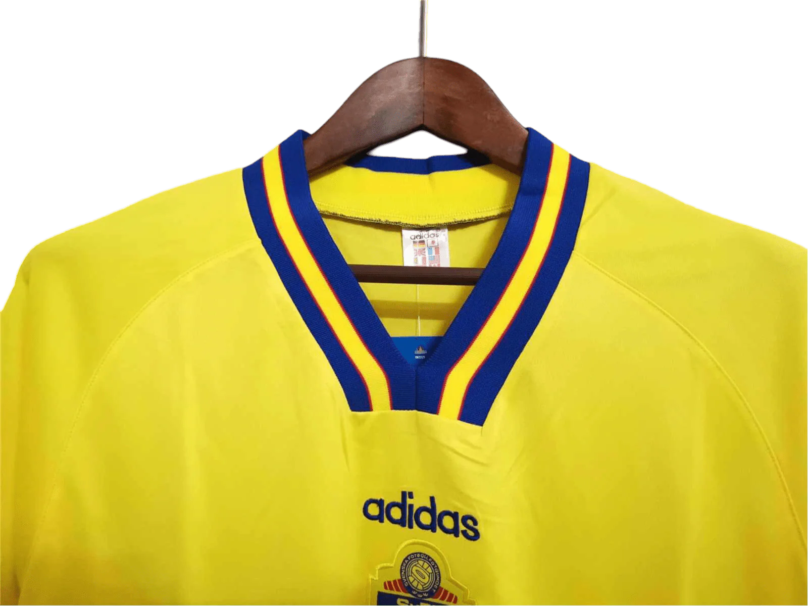 https://cdn.shopify.com/s/files/1/0826/7228/8075/files/19941995-sweden-yellow-home-retro-kit-classickits433-361116.webp?v=1741198797