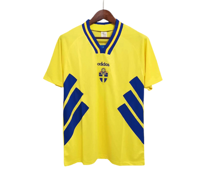 https://cdn.shopify.com/s/files/1/0826/7228/8075/files/19941995-sweden-yellow-home-retro-kit-classickits433-773873.webp?v=1741198794