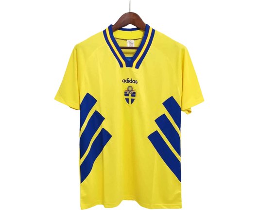 https://cdn.shopify.com/s/files/1/0826/7228/8075/files/19941995-sweden-yellow-home-retro-kit-classickits433-773873.webp?v=1741198794