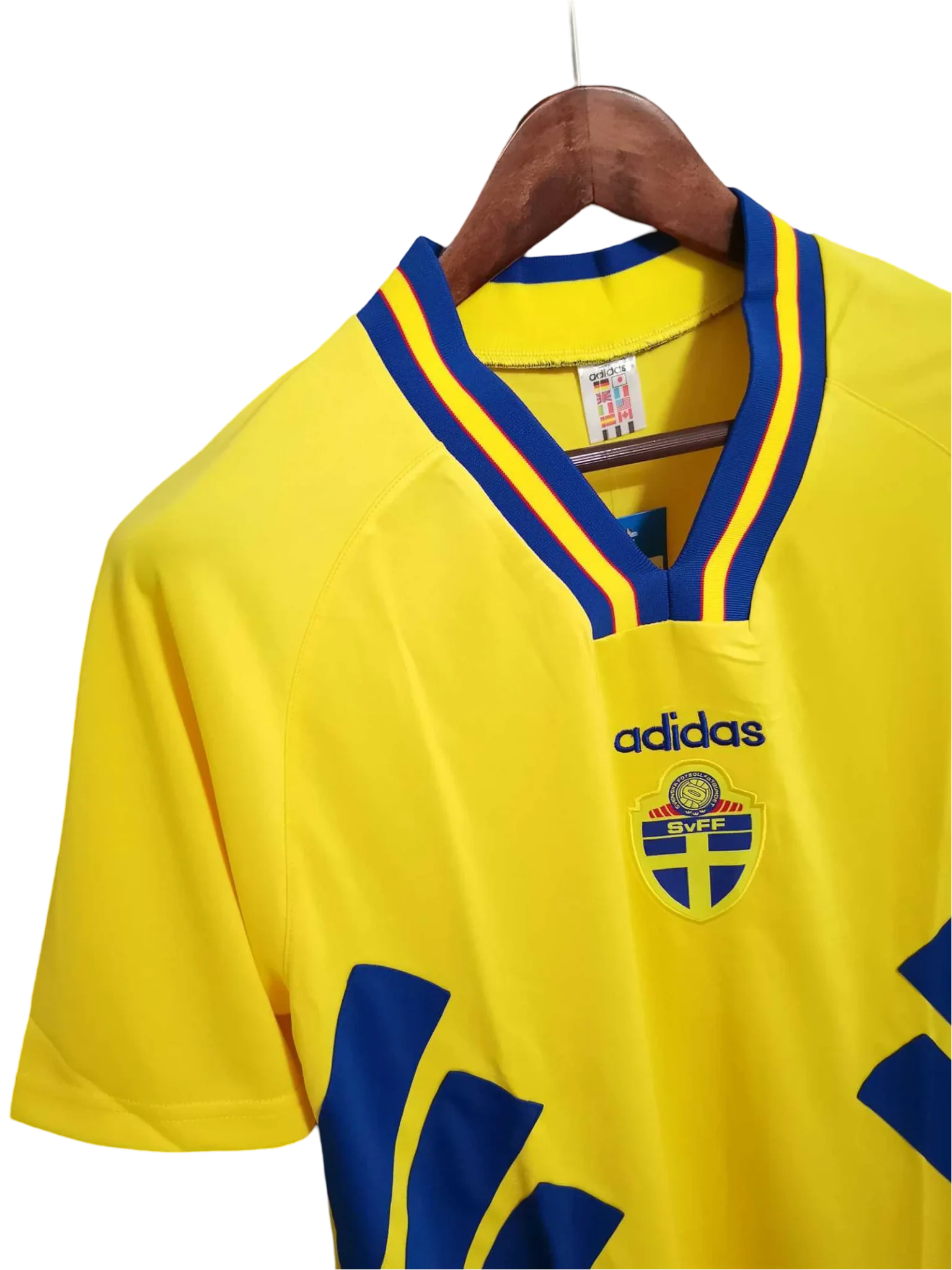https://cdn.shopify.com/s/files/1/0826/7228/8075/files/19941995-sweden-yellow-home-retro-kit-classickits433-875793.webp?v=1741198797