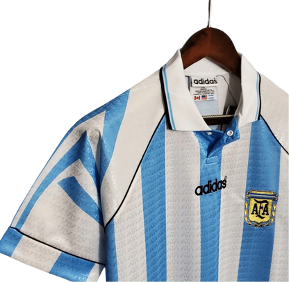 https://cdn.shopify.com/s/files/1/0826/7228/8075/files/19941996-argentina-home-retro-jersey-441814.webp?v=1741198527