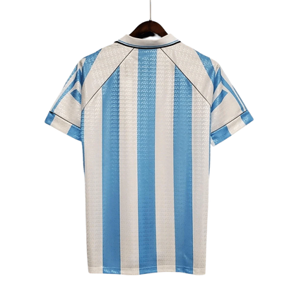 https://cdn.shopify.com/s/files/1/0826/7228/8075/files/19941996-argentina-home-retro-jersey-593769.webp?v=1741198527