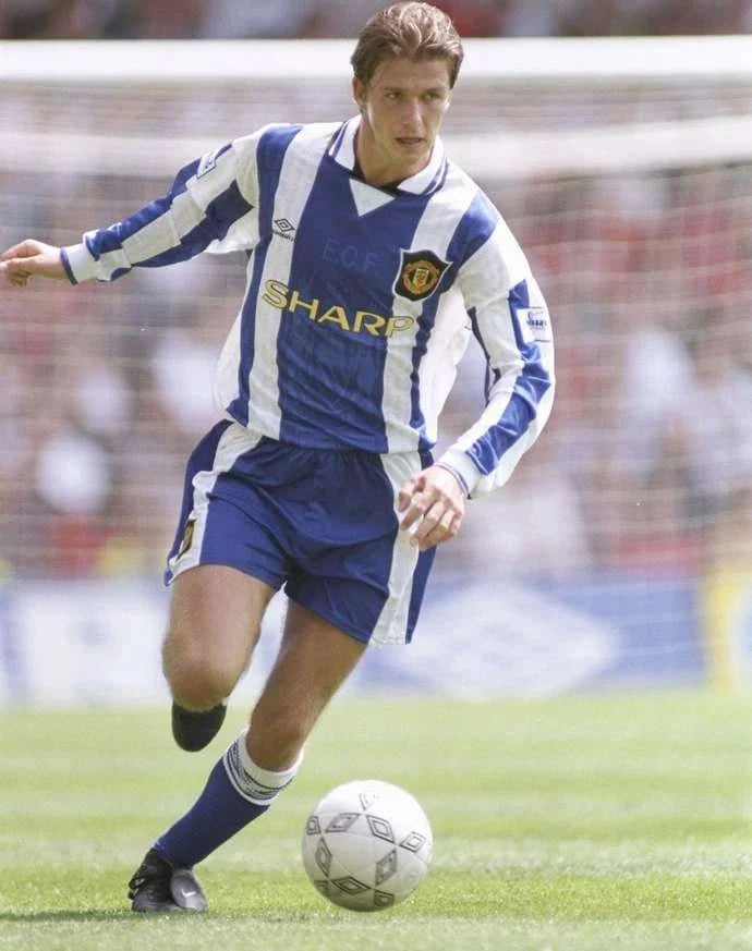 https://cdn.shopify.com/s/files/1/0826/7228/8075/files/19941996-manchester-united-sharp-blue-white-third-retro-kit-classickits433-437868.webp?v=1741199150