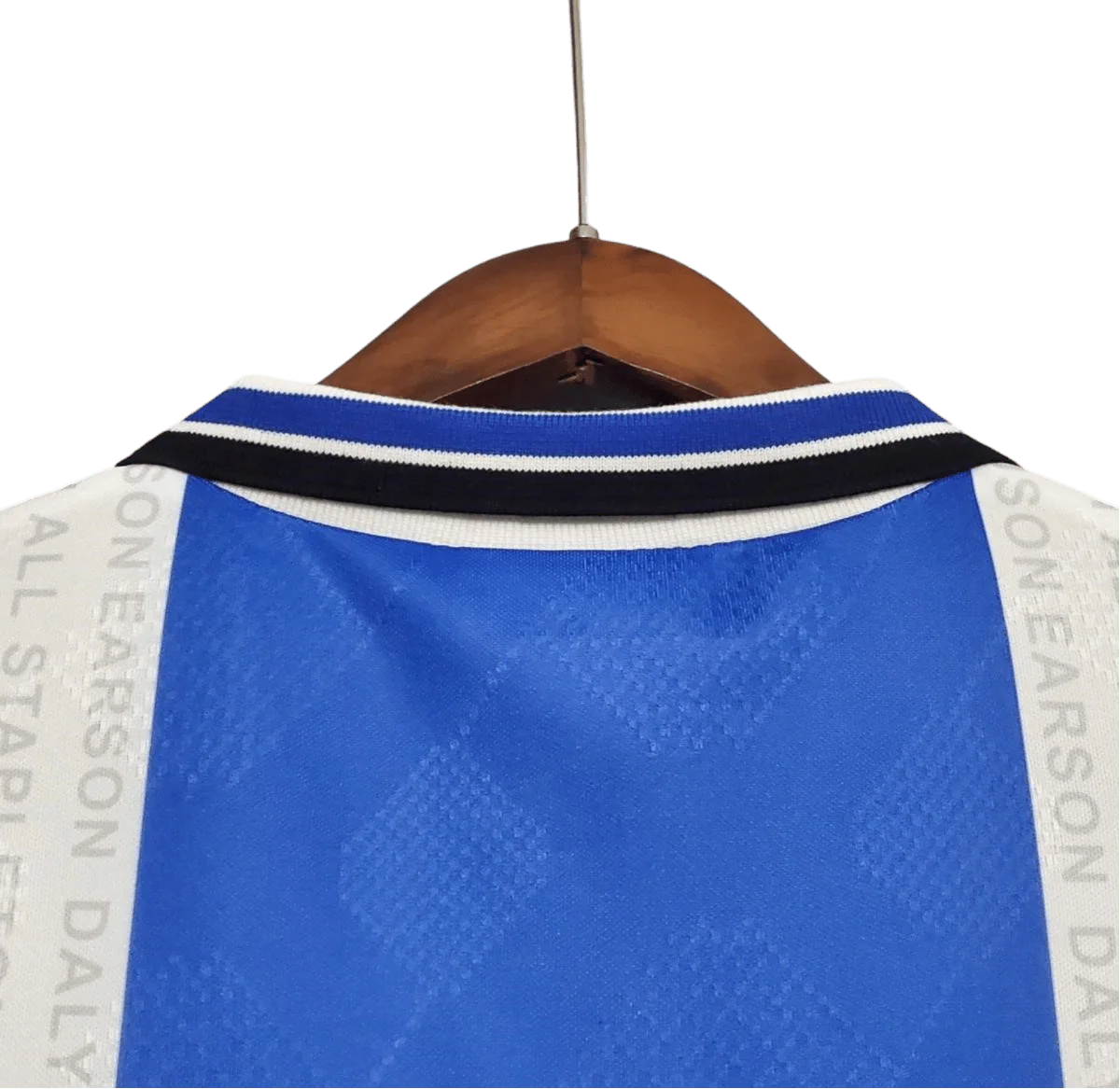 https://cdn.shopify.com/s/files/1/0826/7228/8075/files/19941996-manchester-united-sharp-blue-white-third-retro-kit-classickits433-455123.webp?v=1741199149