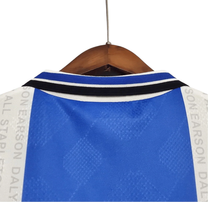 https://cdn.shopify.com/s/files/1/0826/7228/8075/files/19941996-manchester-united-sharp-blue-white-third-retro-kit-classickits433-455123.webp?v=1741199149