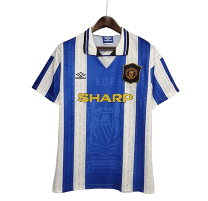 https://cdn.shopify.com/s/files/1/0826/7228/8075/files/19941996-manchester-united-sharp-blue-white-third-retro-kit-classickits433-467976.webp?v=1741199149