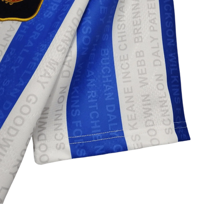 https://cdn.shopify.com/s/files/1/0826/7228/8075/files/19941996-manchester-united-sharp-blue-white-third-retro-kit-classickits433-511936.webp?v=1741199150