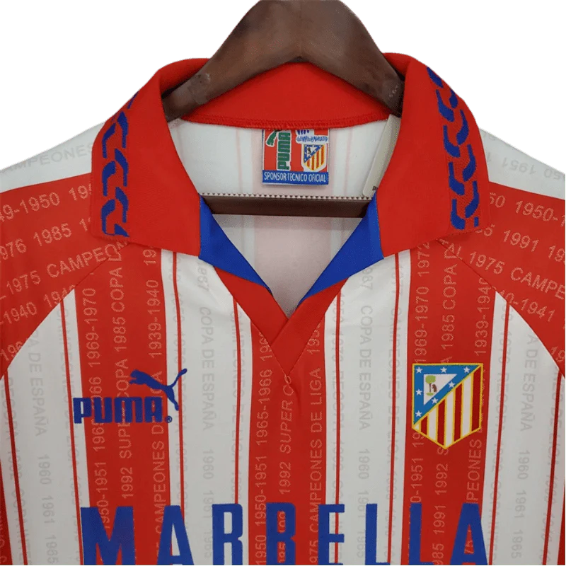 https://cdn.shopify.com/s/files/1/0826/7228/8075/files/19951996-atletico-madrid-marbella-home-retro-kit-classickits433-586094.webp?v=1741199013