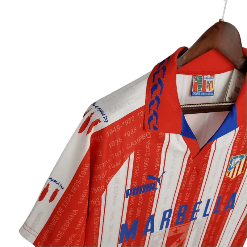 https://cdn.shopify.com/s/files/1/0826/7228/8075/files/19951996-atletico-madrid-marbella-home-retro-kit-classickits433-628041.webp?v=1741199012