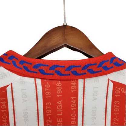 https://cdn.shopify.com/s/files/1/0826/7228/8075/files/19951996-atletico-madrid-marbella-home-retro-kit-classickits433-809268.webp?v=1741199013