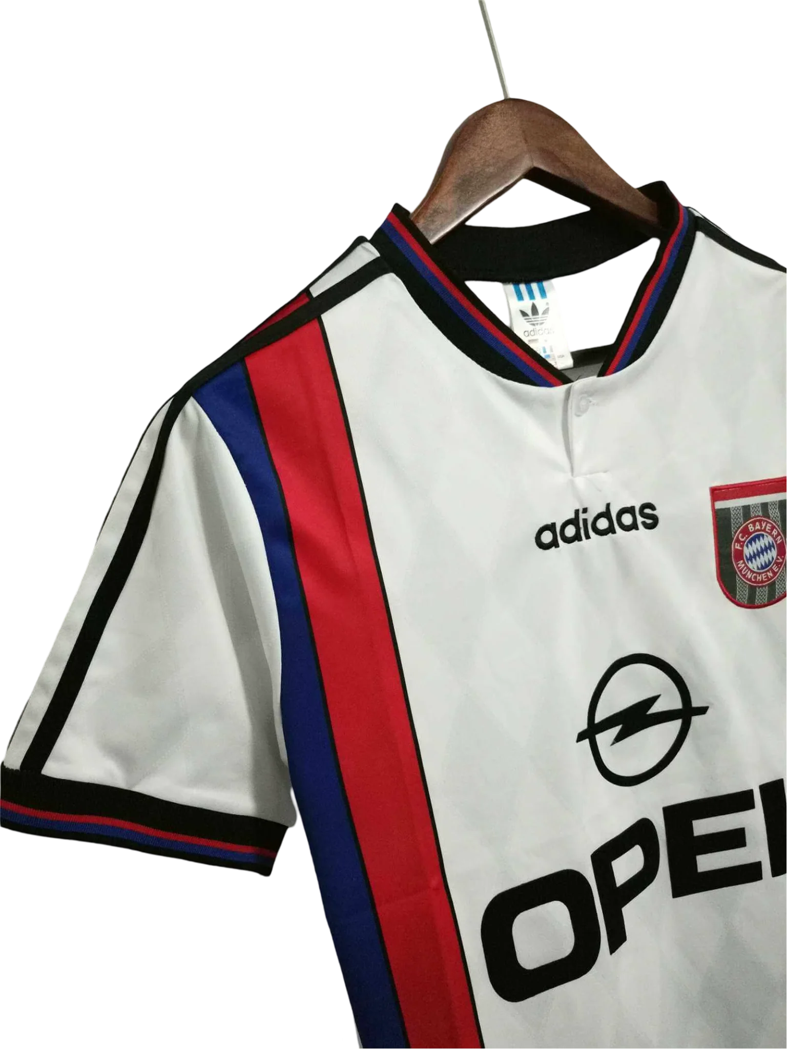 https://cdn.shopify.com/s/files/1/0826/7228/8075/files/19951996-bayern-munich-opel-away-retro-kit-classickits433-180496.webp?v=1741199336