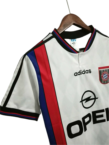 https://cdn.shopify.com/s/files/1/0826/7228/8075/files/19951996-bayern-munich-opel-away-retro-kit-classickits433-180496.webp?v=1741199336