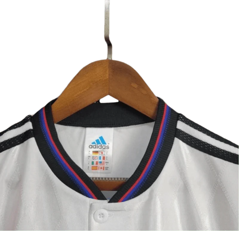 https://cdn.shopify.com/s/files/1/0826/7228/8075/files/19951996-bayern-munich-opel-away-retro-kit-classickits433-863872.webp?v=1741199336