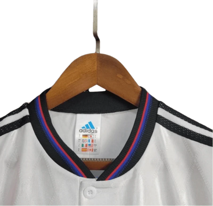 https://cdn.shopify.com/s/files/1/0826/7228/8075/files/19951996-bayern-munich-opel-away-retro-kit-classickits433-863872.webp?v=1741199336