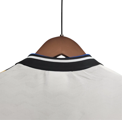 https://cdn.shopify.com/s/files/1/0826/7228/8075/files/19951996-inter-milan-pirelli-away-retro-kit-classickits433-614492.webp?v=1741198902