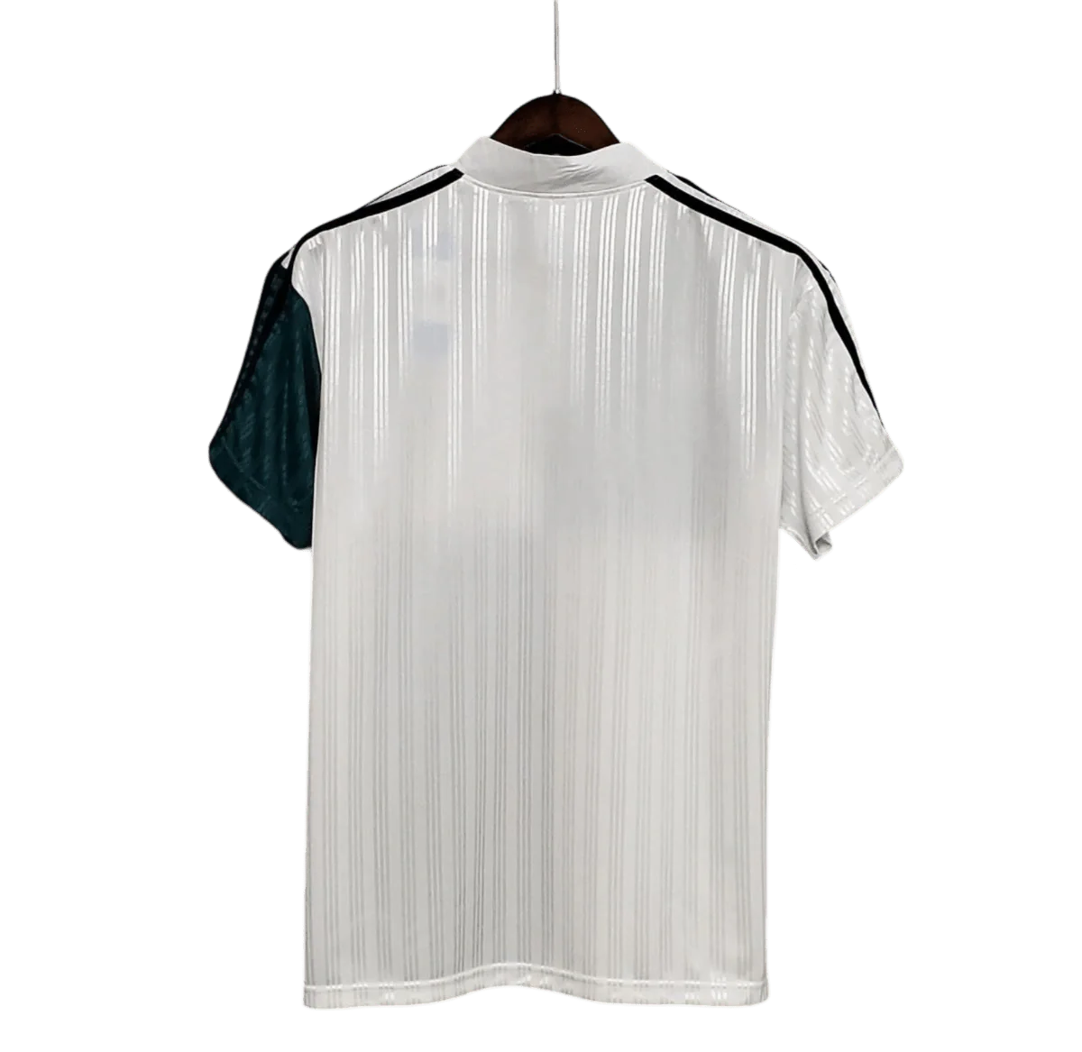 https://cdn.shopify.com/s/files/1/0826/7228/8075/files/19951996-liverpool-carlsberg-away-retro-kit-classickits433-784082.webp?v=1741199190