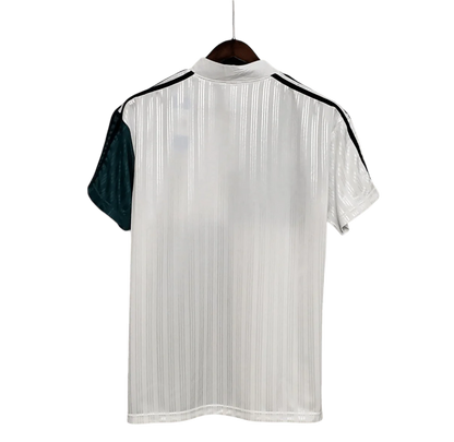 https://cdn.shopify.com/s/files/1/0826/7228/8075/files/19951996-liverpool-carlsberg-away-retro-kit-classickits433-784082.webp?v=1741199190