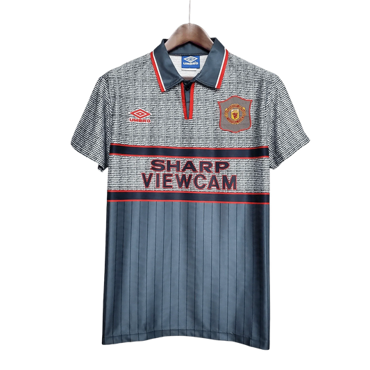 https://cdn.shopify.com/s/files/1/0826/7228/8075/files/19951996-manchester-united-sahrp-viewcam-gray-away-retro-kit-classickits433-394258.webp?v=1741199194