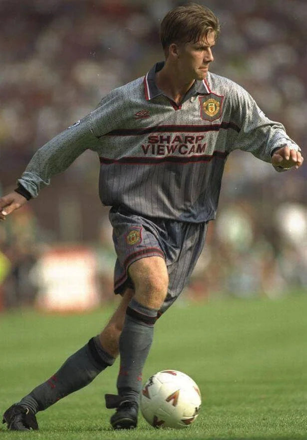 https://cdn.shopify.com/s/files/1/0826/7228/8075/files/19951996-manchester-united-sahrp-viewcam-gray-away-retro-kit-classickits433-408731.webp?v=1741199194