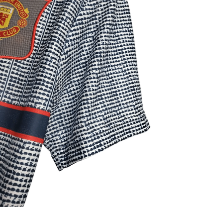 https://cdn.shopify.com/s/files/1/0826/7228/8075/files/19951996-manchester-united-sahrp-viewcam-gray-away-retro-kit-classickits433-514203.webp?v=1741199196