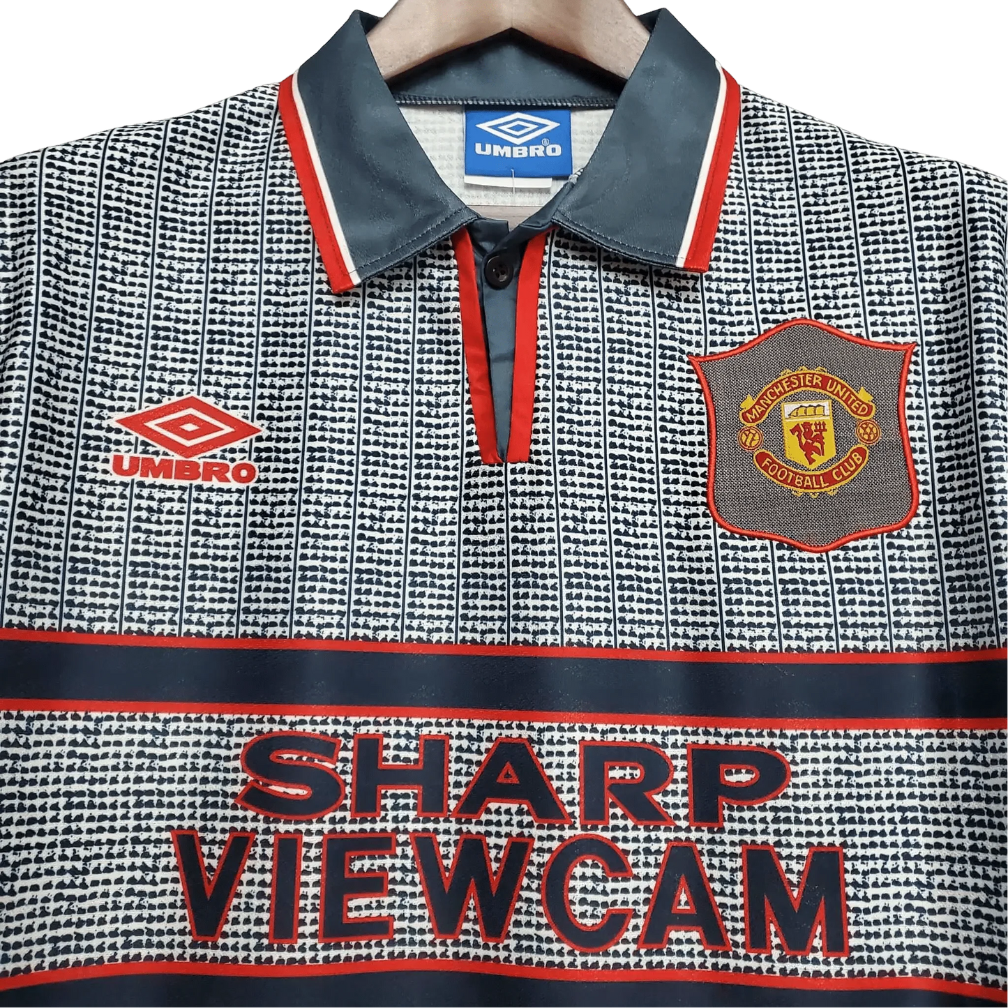 https://cdn.shopify.com/s/files/1/0826/7228/8075/files/19951996-manchester-united-sahrp-viewcam-gray-away-retro-kit-classickits433-865514.webp?v=1741199198