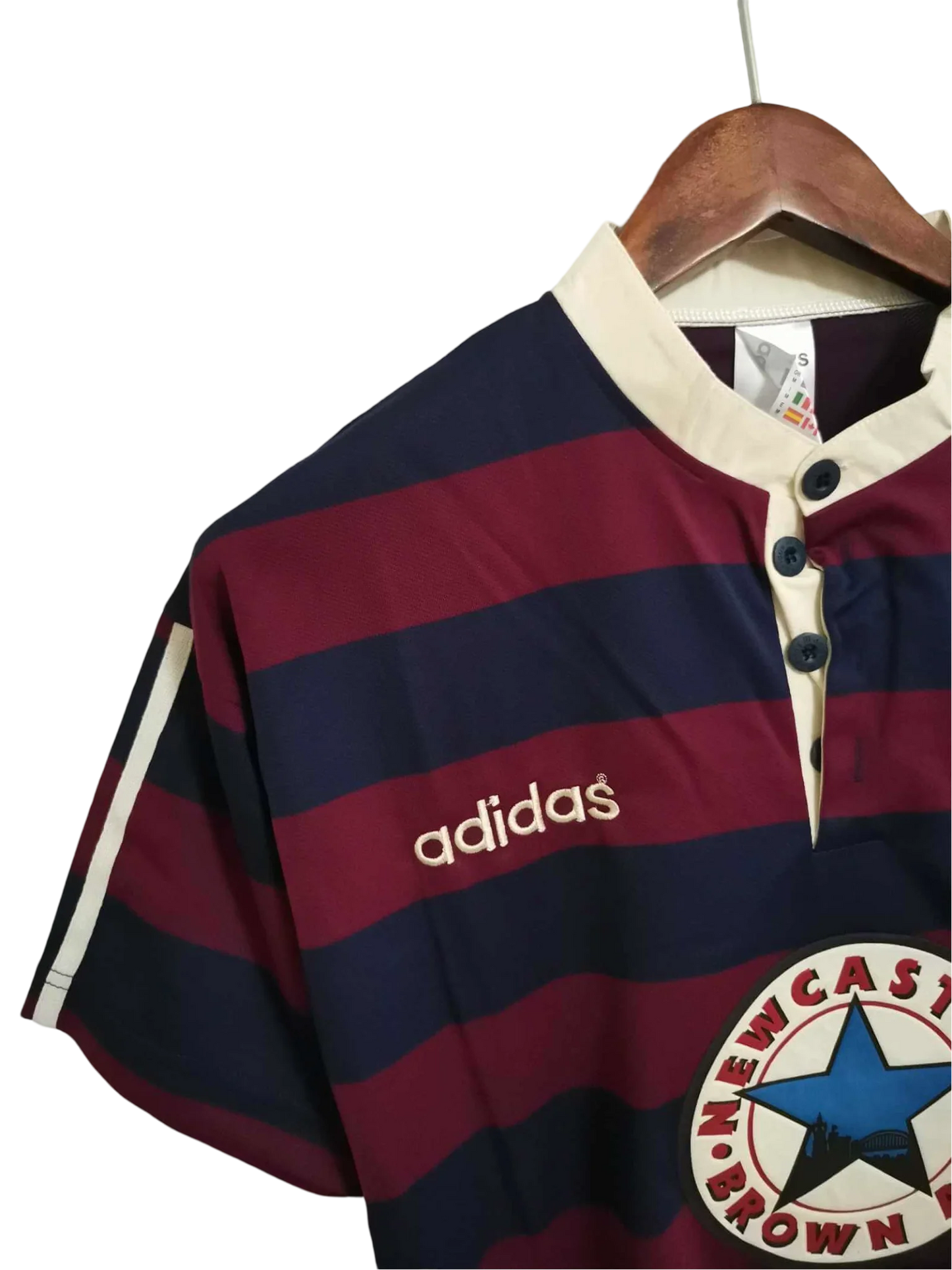 https://cdn.shopify.com/s/files/1/0826/7228/8075/files/19951996-newcastle-utd-away-retro-kit-classickits433-508616.webp?v=1741199163