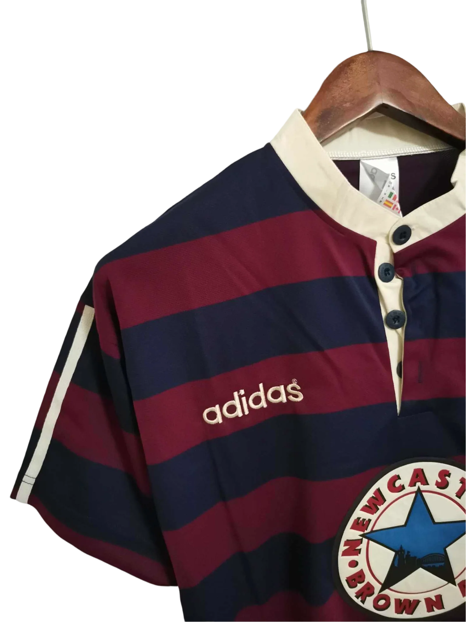https://cdn.shopify.com/s/files/1/0826/7228/8075/files/19951996-newcastle-utd-away-retro-kit-classickits433-508616.webp?v=1741199163