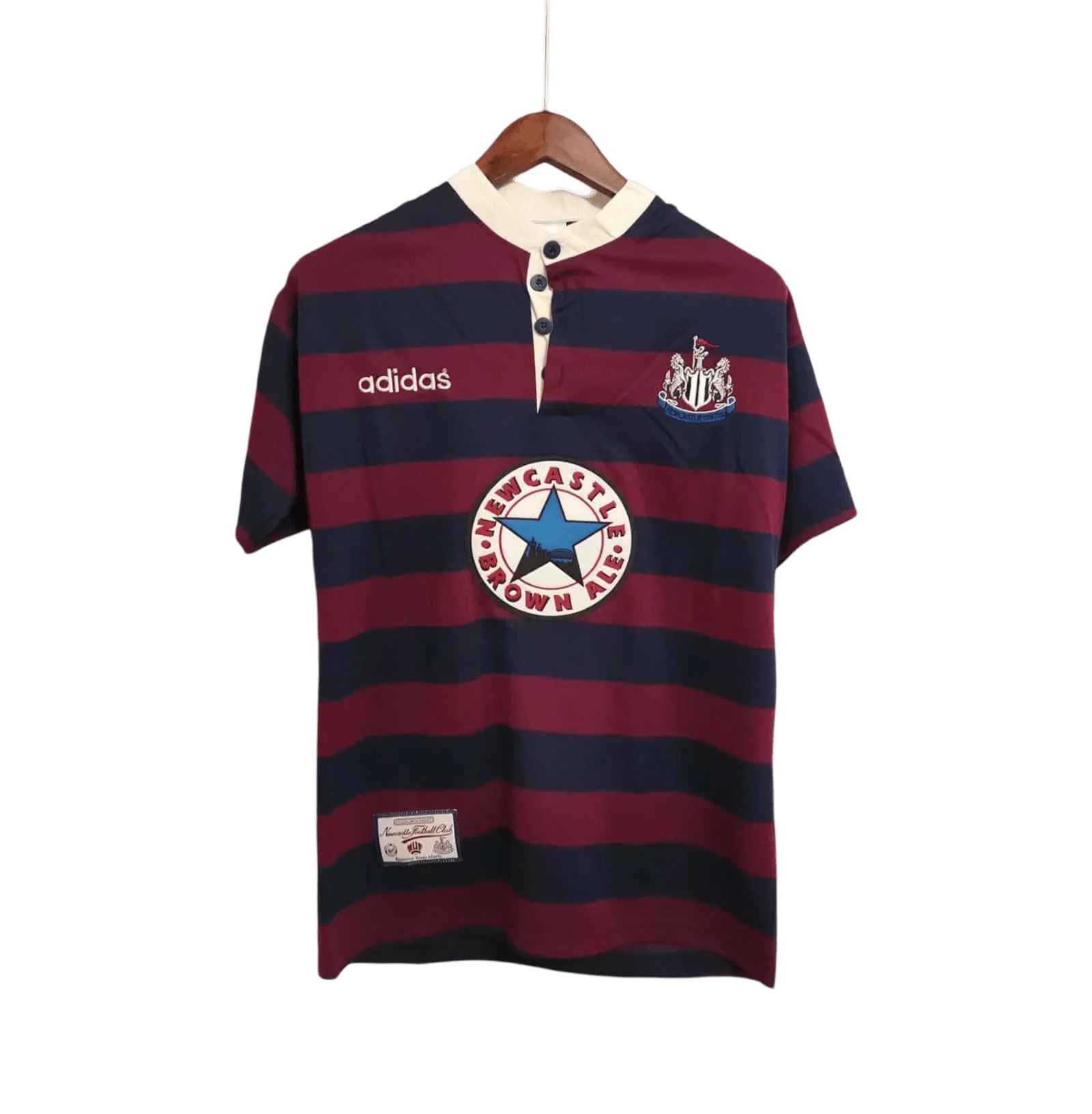 https://cdn.shopify.com/s/files/1/0826/7228/8075/files/19951996-newcastle-utd-away-retro-kit-classickits433-859046.webp?v=1741199161