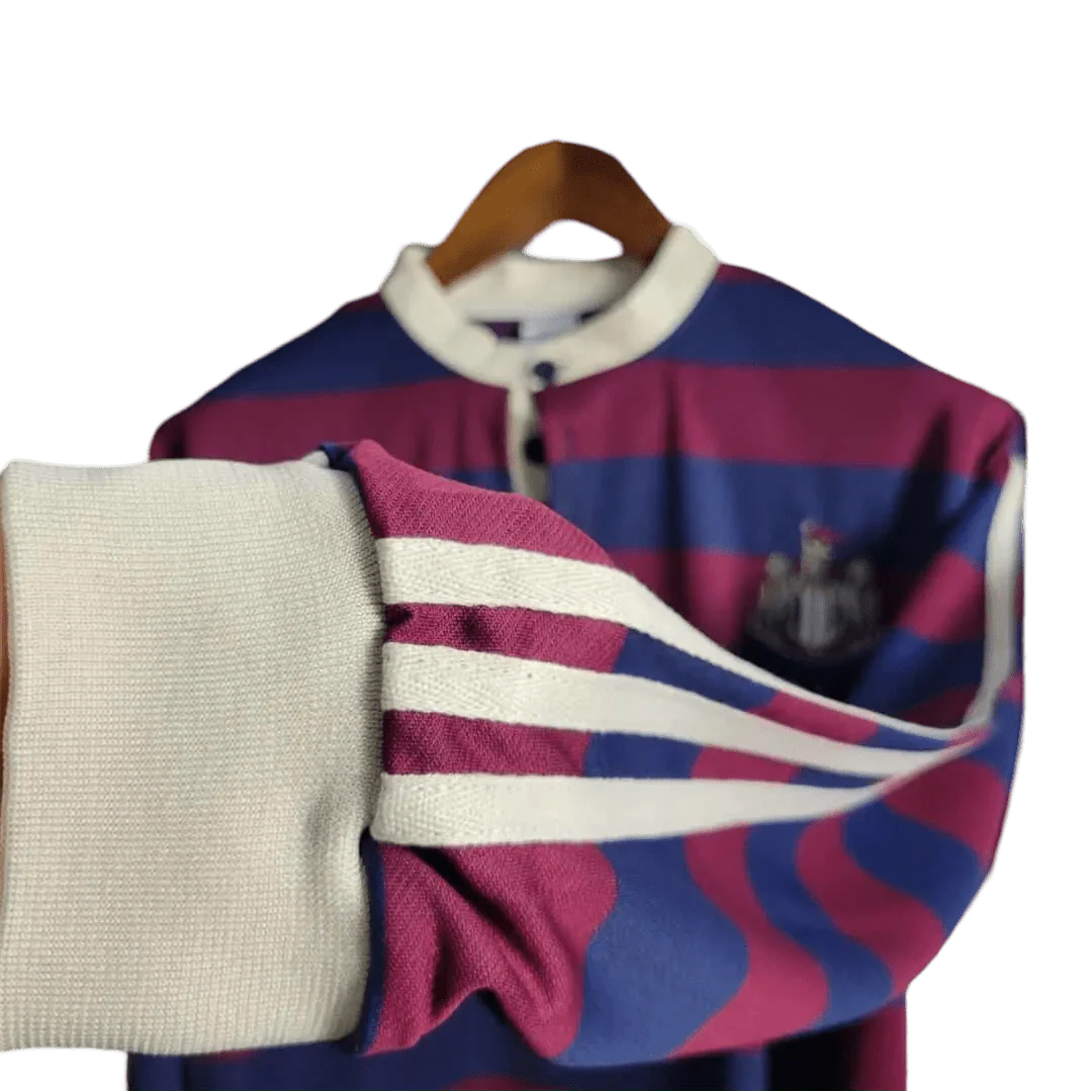 https://cdn.shopify.com/s/files/1/0826/7228/8075/files/19951996-newcastle-utd-away-retro-kit-long-sleeve-classickits433-303964.webp?v=1741197849